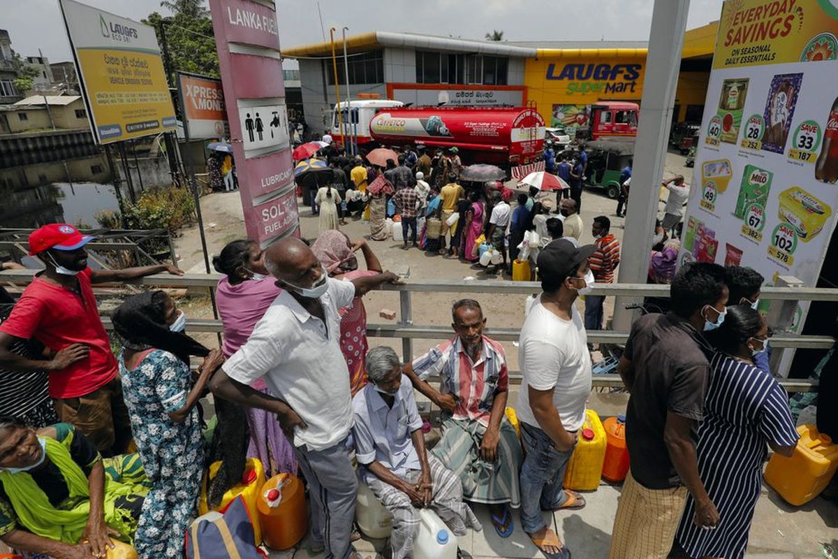 Sri Lanka can’t find cash to pay even one ship for petrol